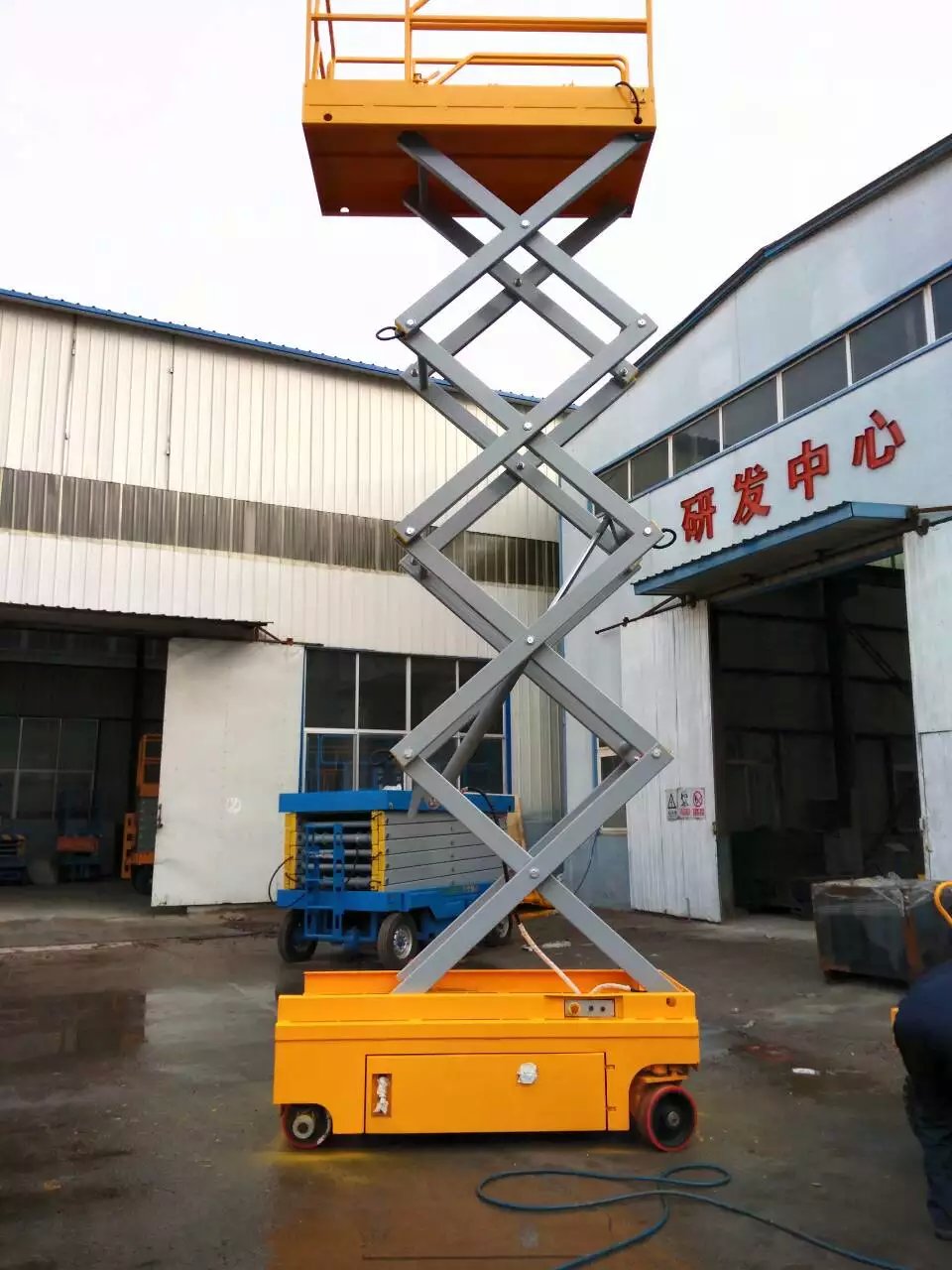 全自行升降平臺